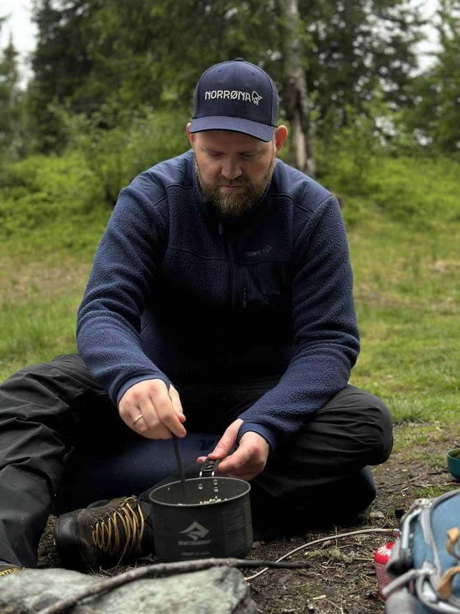 Turgeneralen rører i kjelen ved leiren