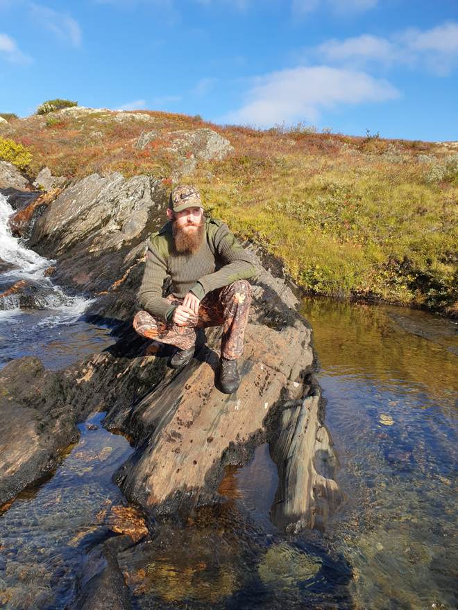 Thomas på berget ved et fjellvann